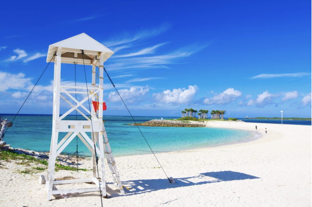 エメラルドビーチ|美ら海水族館に隣接する無料で入れる子連れに最適な絶景の人工ビーチ