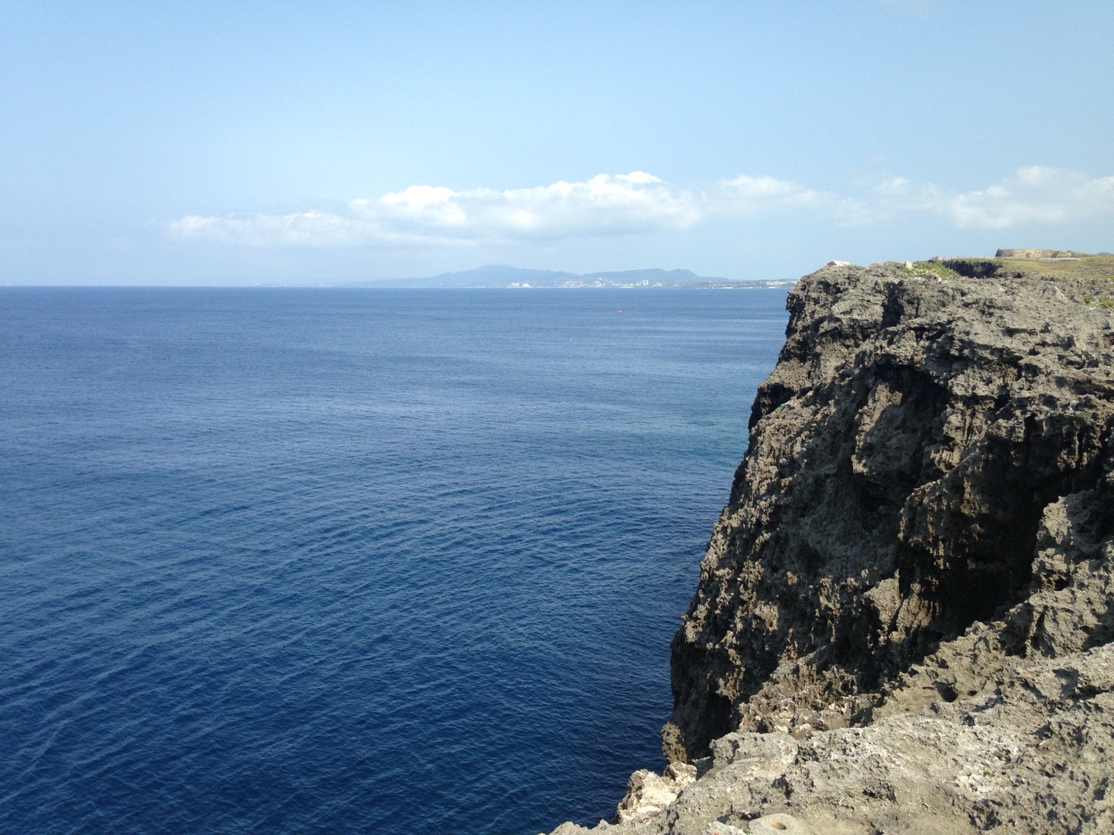 沖縄本島・読谷村の残波岬。海から切り立った高さ30mの絶壁と東シナ海の絶景