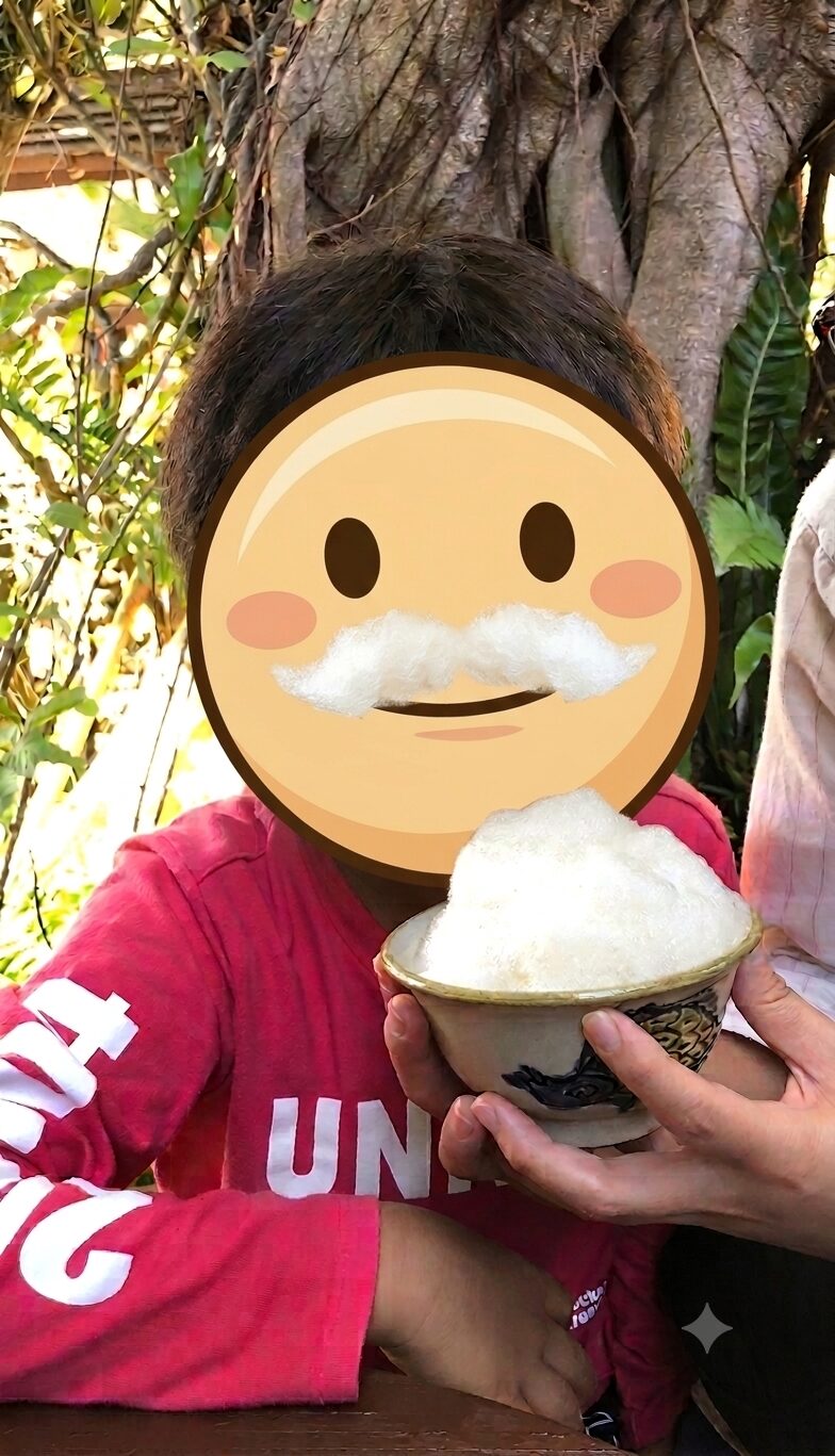 おきなわワールド 琉球王国城下町で子どもがぶくぶく茶を体験する様子