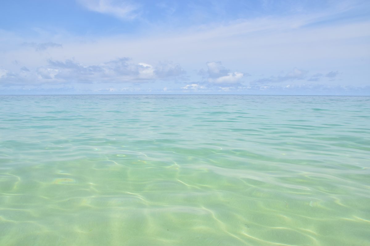 沖縄のエメラルドグリーンの海