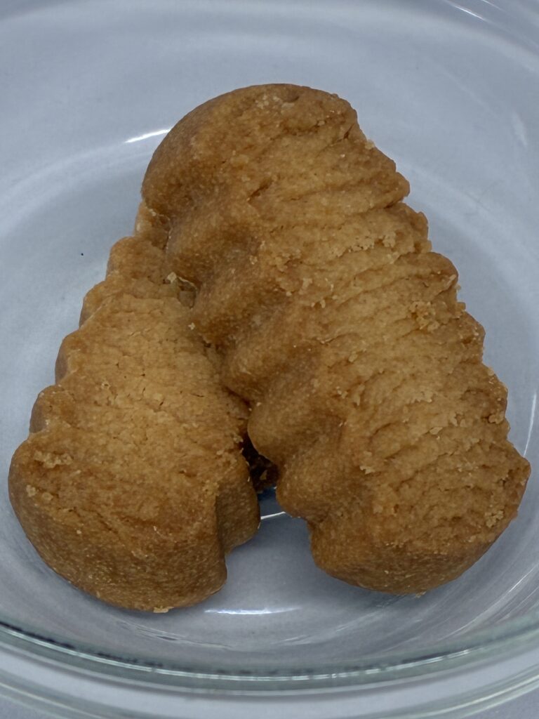 ワインに合うチーズちんすこうの中身。波型のちんすこうでほろほろの食感