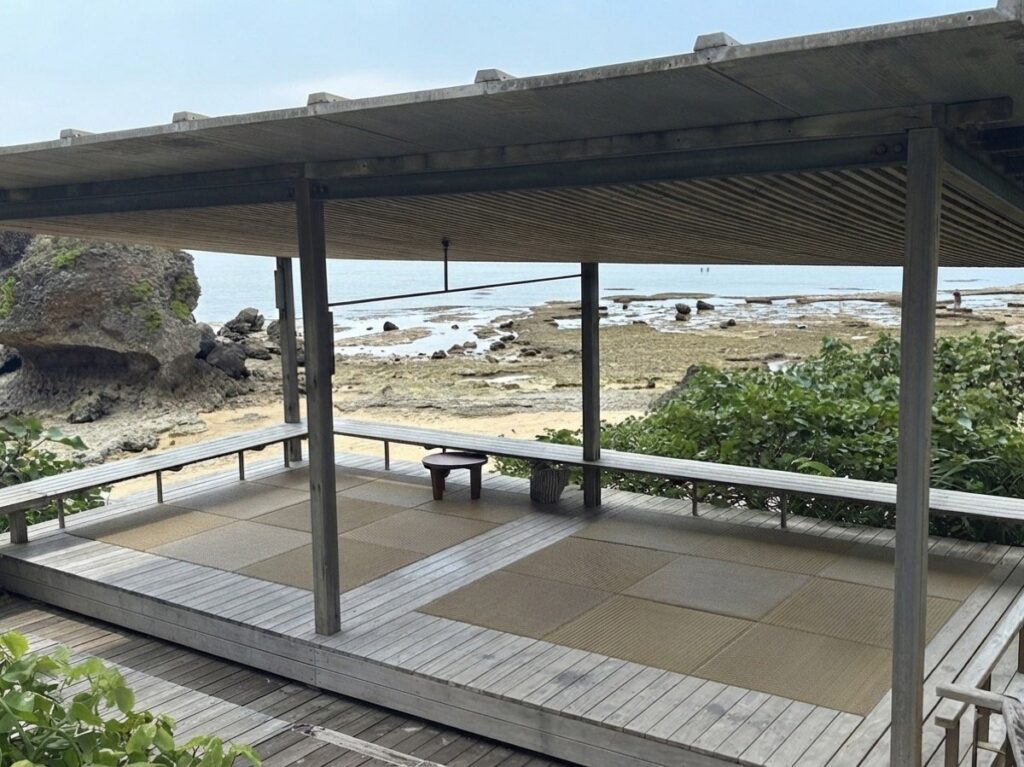 バンタカフェ「岩場のテラス」の琉球畳のあずま屋席