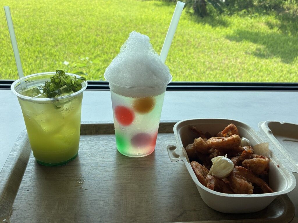 バンタカフェで実食したシークヮーサーネード・ぶくぶくジュレソーダ・ガーリックシュリンプ