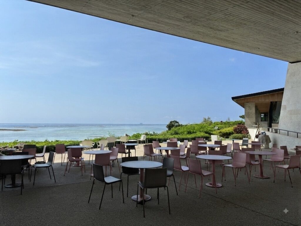 バンタカフェの大屋根デッキから見える海（半屋外の日陰席）