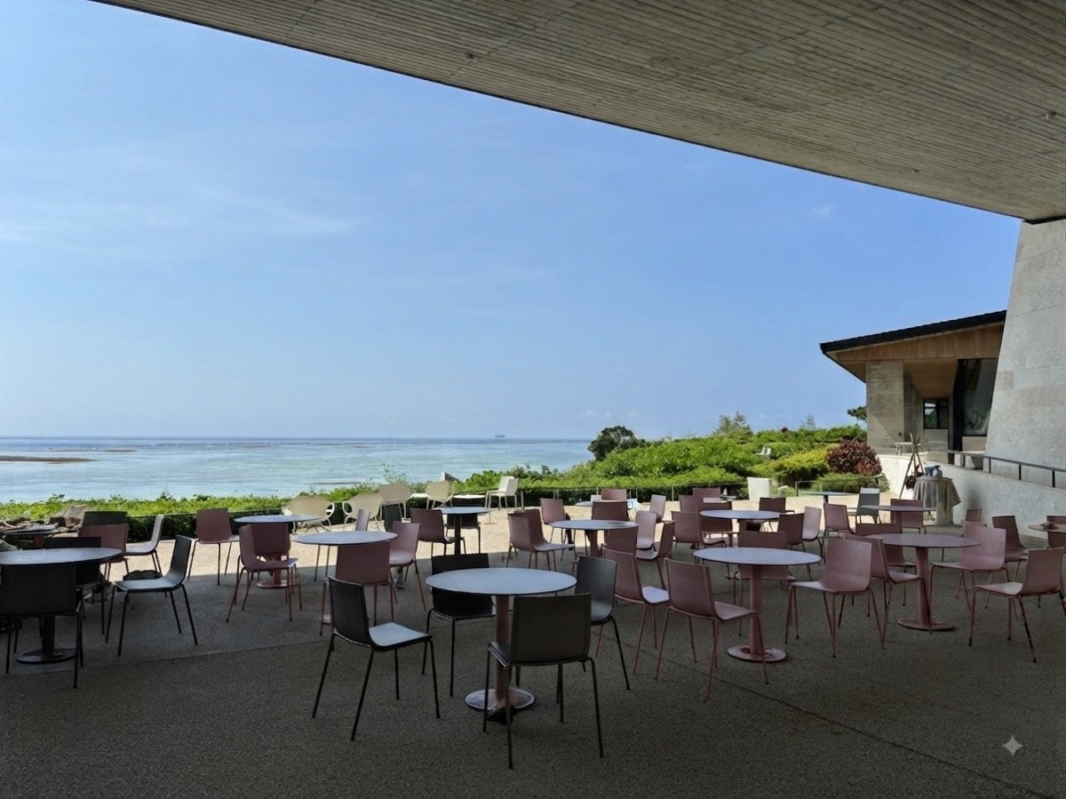 バンタカフェの大屋根デッキから見える海(半屋外の日陰席)