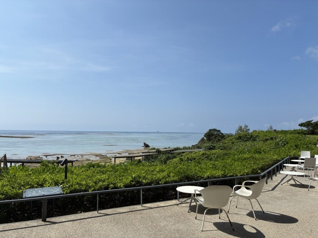 バンタカフェの海辺のテラスから見える遠浅の海（ホテル日航アリビラから徒歩4分）