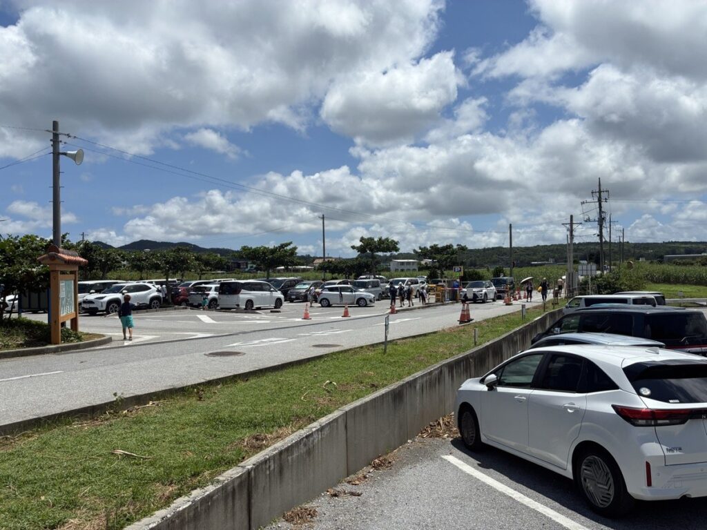 8月の土曜13時ごろに満車だった真栄田岬の駐車場
