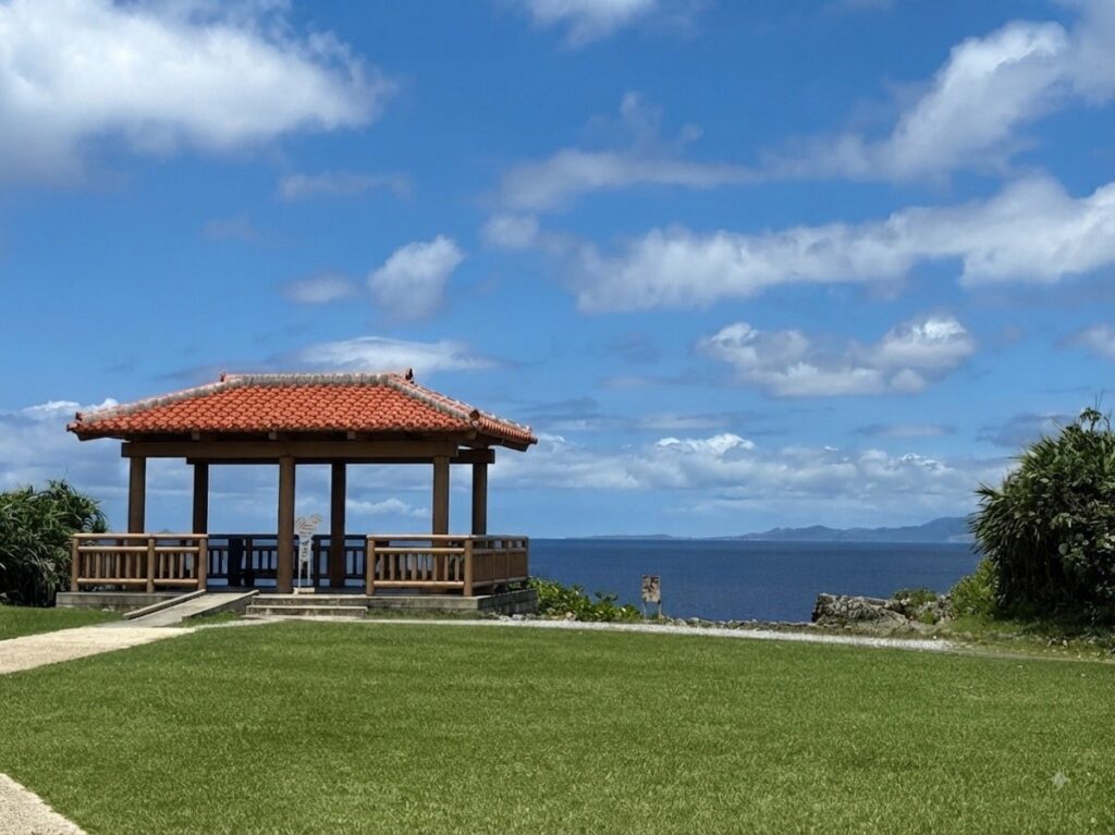 真栄田岬の展望あずまやと海