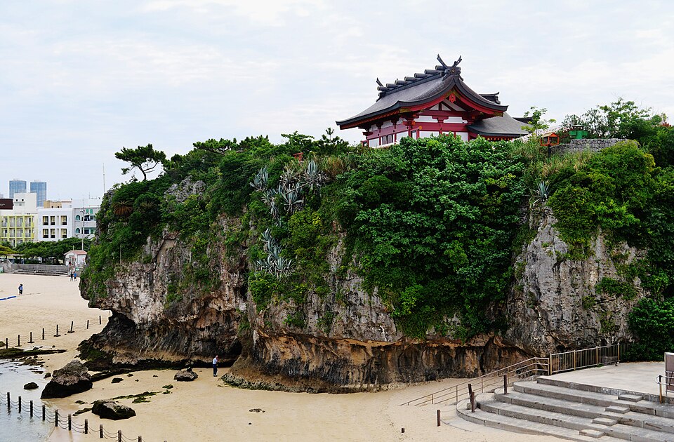 ビーチ沿いの崖の上に建つ波上宮の社殿