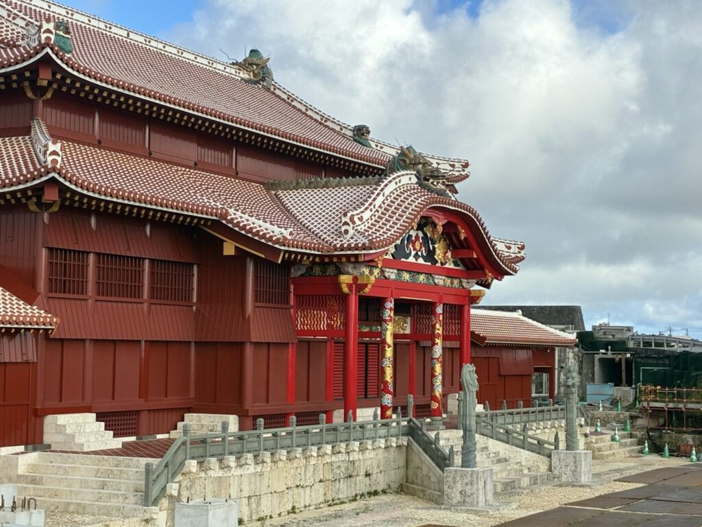 復元工事中の首里城正殿を斜めから見た様子。朱色の外観がほぼ完成している