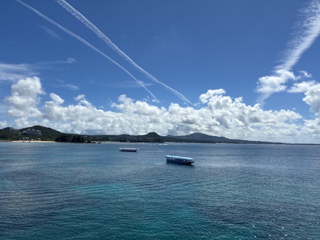 海中展望塔へ続く橋から見た、ブセナの青い海とグラスボート